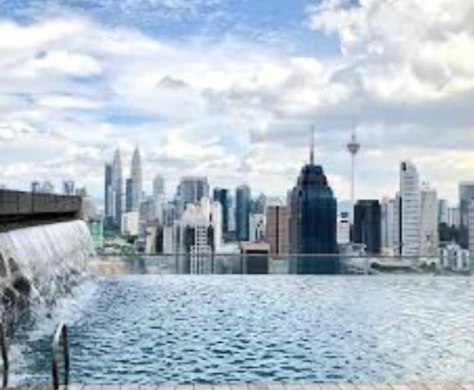 Regalia Suites With Infinity Pool Klcc By Staycation Homes Куала-Лумпур Экстерьер фото