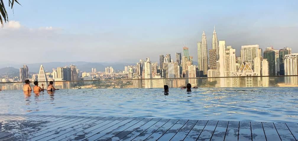 Regalia Suites With Infinity Pool Klcc By Staycation Homes Куала-Лумпур Экстерьер фото
