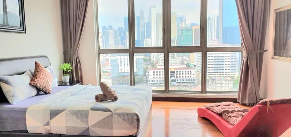 Regalia Suites With Infinity Pool Klcc By Staycation Homes Куала-Лумпур Экстерьер фото