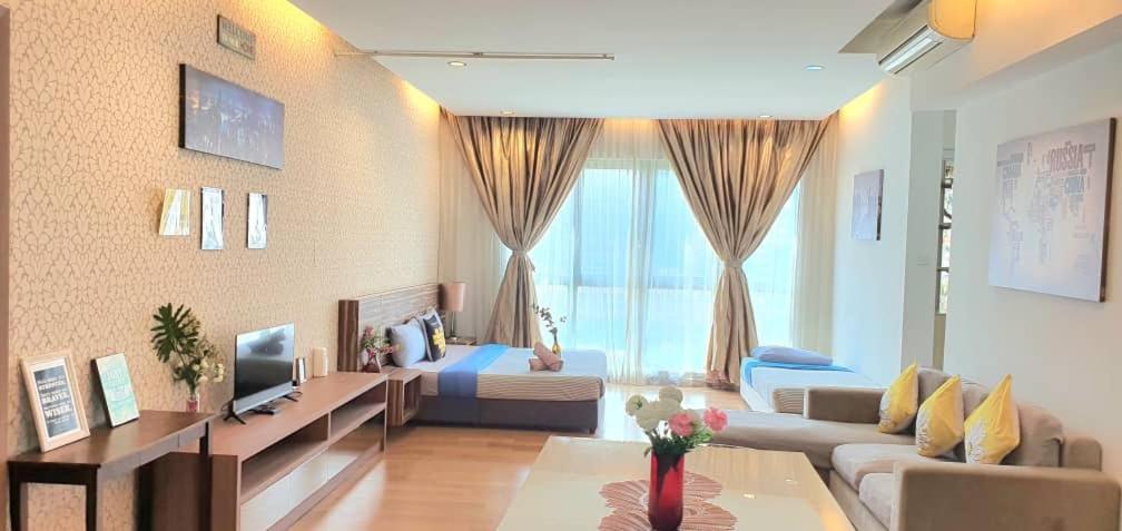 Regalia Suites With Infinity Pool Klcc By Staycation Homes Куала-Лумпур Экстерьер фото